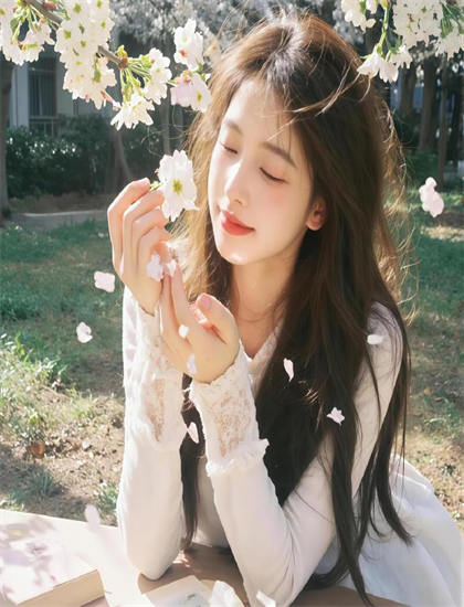 《圣女她一言即灵》市场表现标杆式的：票房成绩与观众接受度分析